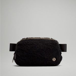 NWT Lululemon everywhere fleece belt bag in black